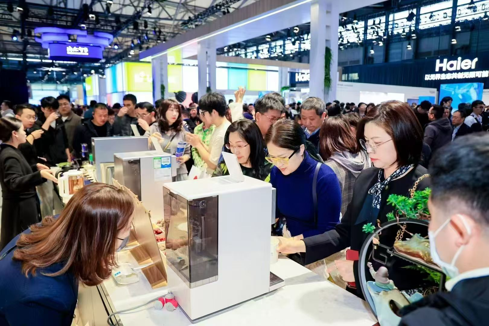 九游娱乐：AWE2025今日开幕 展现AI赋能智慧生活全场景生态(图2)