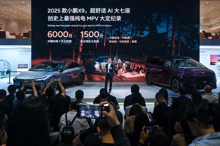 2025上海车展亮剑：小鹏汽车新十年以AI全维生态按下智能化竞技快进键(图7)