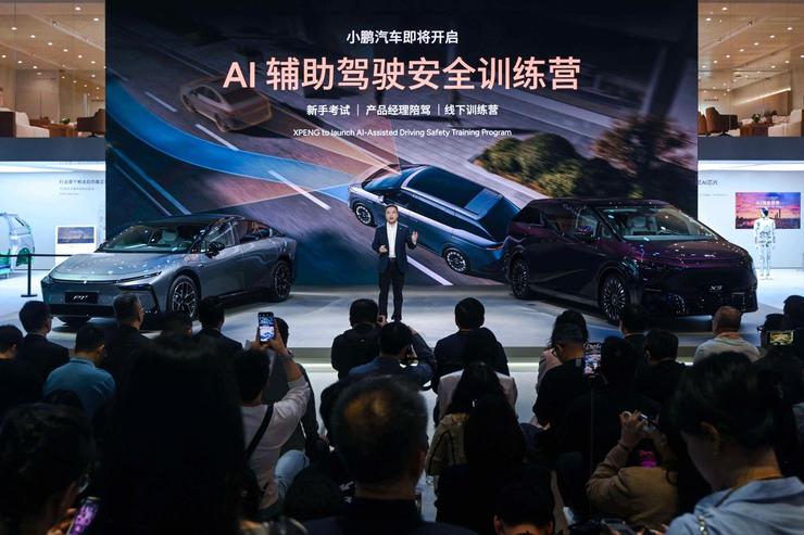 2025上海车展亮剑：小鹏汽车新十年以AI全维生态按下智能化竞技快进键(图11)