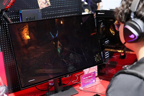 BW2025 ROG绝神 RO姬x初音未来版电竞显示器 双模新品闪耀登场(图11)