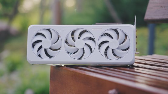 性能设计双维度升级 电竞叛客RTX 5070 Ti X3W MAX体验(图9)