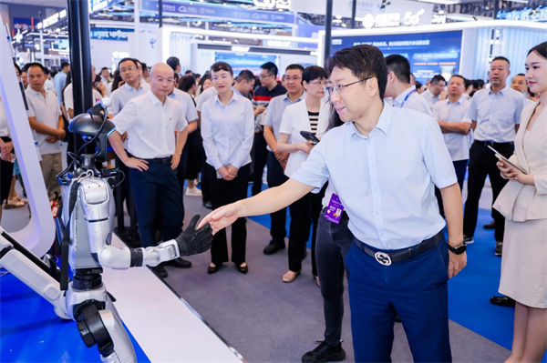 九游娱乐：快到我的碗里来！腾讯携“AI全家桶”亮相智博会(图3)