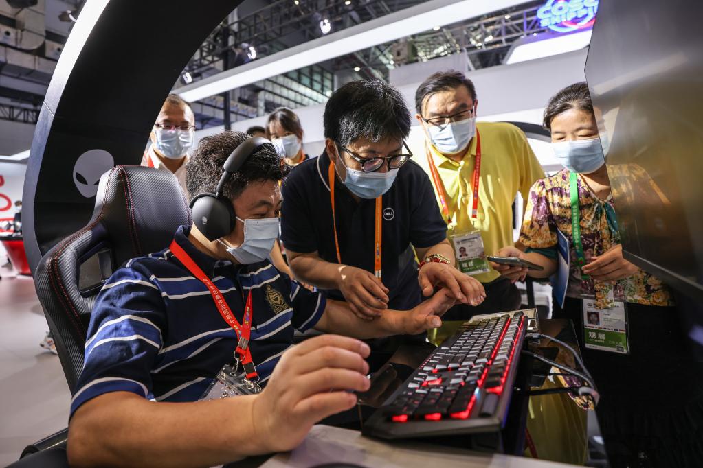 京东方全球创新伙伴大会举行  AI工厂正式发布