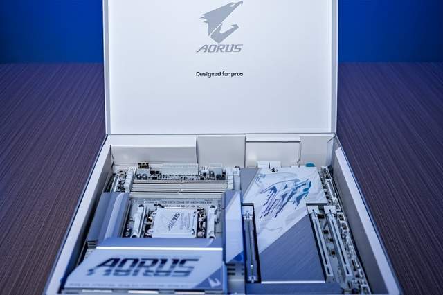 纯白旗舰新标杆!技嘉X870E X3D电竞冰雕主板性能首测