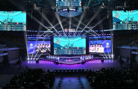 2025上海电竞大师赛开赛 中外顶级选手上演“巅峰对决”