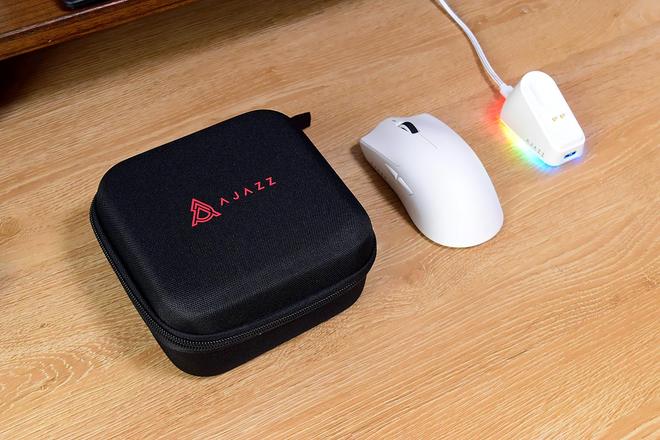 磁吸充电设计更适合中大手的轻量化三模电竞鼠标！