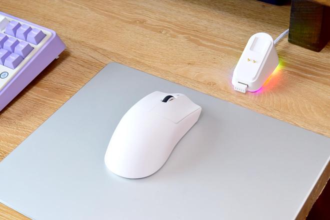 磁吸充电设计更适合中大手的轻量化三模电竞鼠标！(图11)