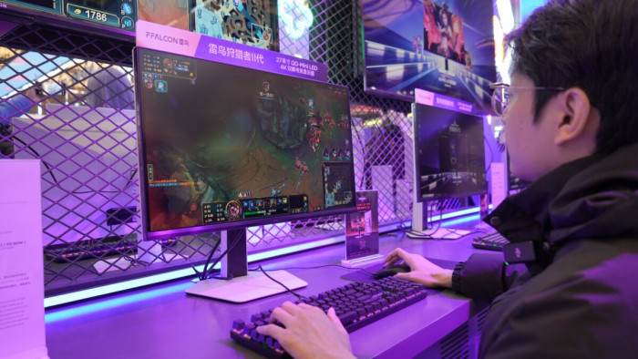 九游app：AWE 2026：雷鸟电竞显示器第四代液晶电视双品类线下首秀(图2)