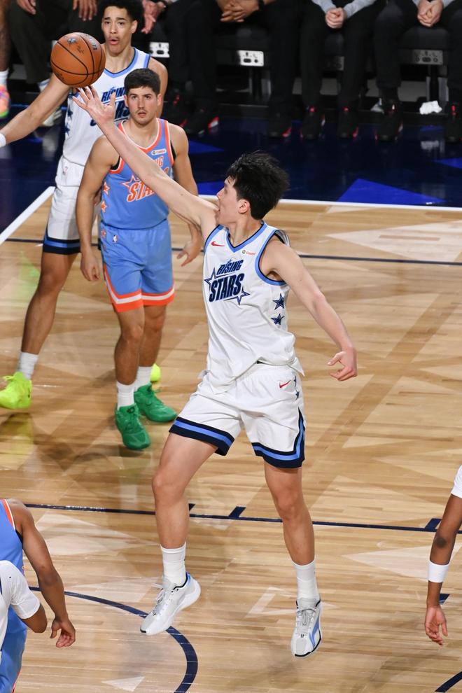 九游app：NBA全明星周末充满中国年味 杨瀚森王鹤棣闪耀赛场(图2)