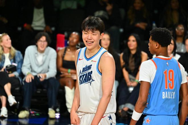 九游app：NBA全明星周末充满中国年味 杨瀚森王鹤棣闪耀赛场(图1)
