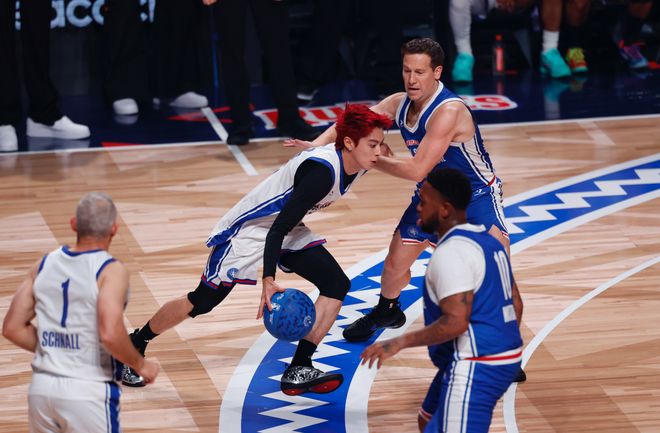 九游app：NBA全明星周末充满中国年味 杨瀚森王鹤棣闪耀赛场(图3)