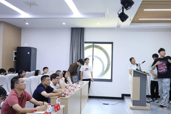九游娱乐：湖大联手北航：从“玩”到“创”游戏开发实践特色课点燃青少年科创梦(图4)